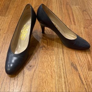 Vintage Ferragamo 2.75-inch leather pumps 7 AAA